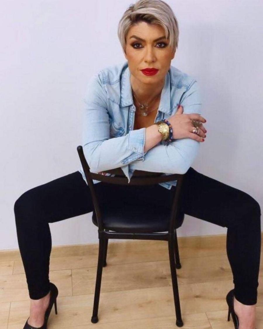 Κορμί 20αρας και «τέρας μορφώσεως»: Η γυναίκα με… τα μαύρα του «The Chase» έχει κλέψει τις εντυπώσεις