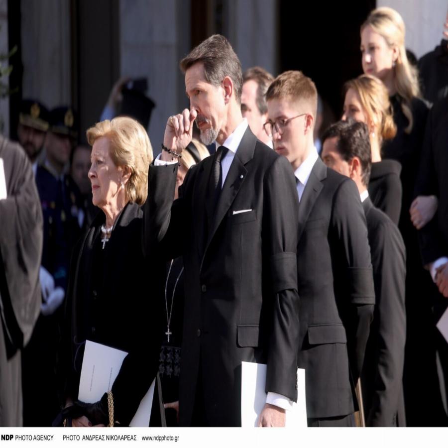 Chevalier… στο δεξί: Το ιστορικό δαχτυλίδι που φοράει στο μικρό δάχτυλο ο Παύλος Γλύξμπουργκ έχει μεγάλη παράδοση