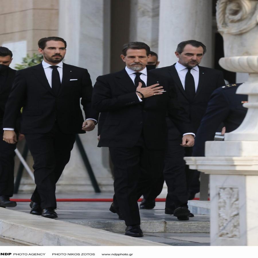 Chevalier… στο δεξί: Το ιστορικό δαχτυλίδι που φοράει στο μικρό δάχτυλο ο Παύλος Γλύξμπουργκ έχει μεγάλη παράδοση