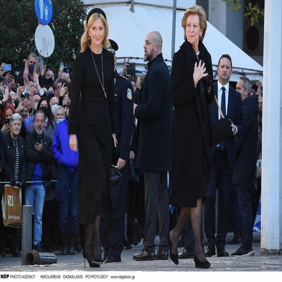 Chevalier… στο δεξί: Το ιστορικό δαχτυλίδι που φοράει στο μικρό δάχτυλο ο Παύλος Γλύξμπουργκ έχει μεγάλη παράδοση