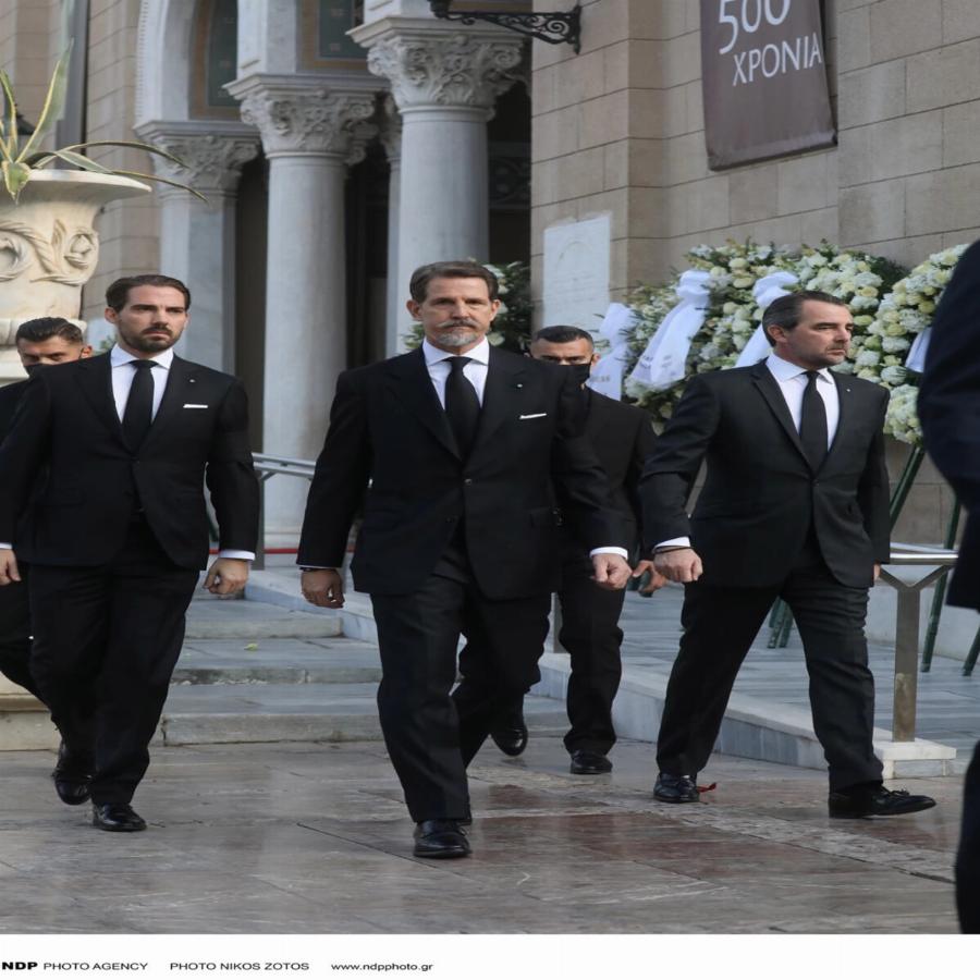 Chevalier… στο δεξί: Το ιστορικό δαχτυλίδι που φοράει στο μικρό δάχτυλο ο Παύλος Γλύξμπουργκ έχει μεγάλη παράδοση