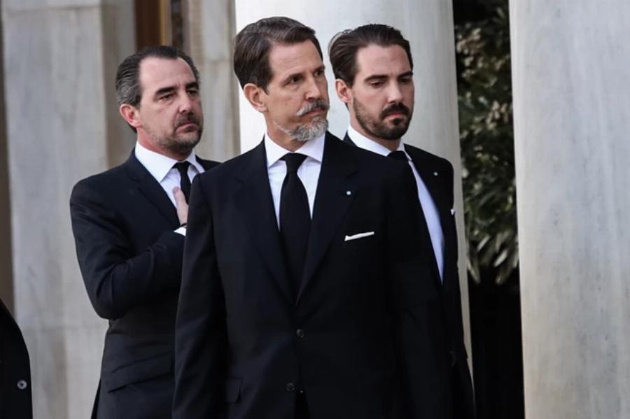 Chevalier… στο δεξί: Το ιστορικό δαχτυλίδι που φοράει στο μικρό δάχτυλο ο Παύλος Γλύξμπουργκ έχει μεγάλη παράδοση