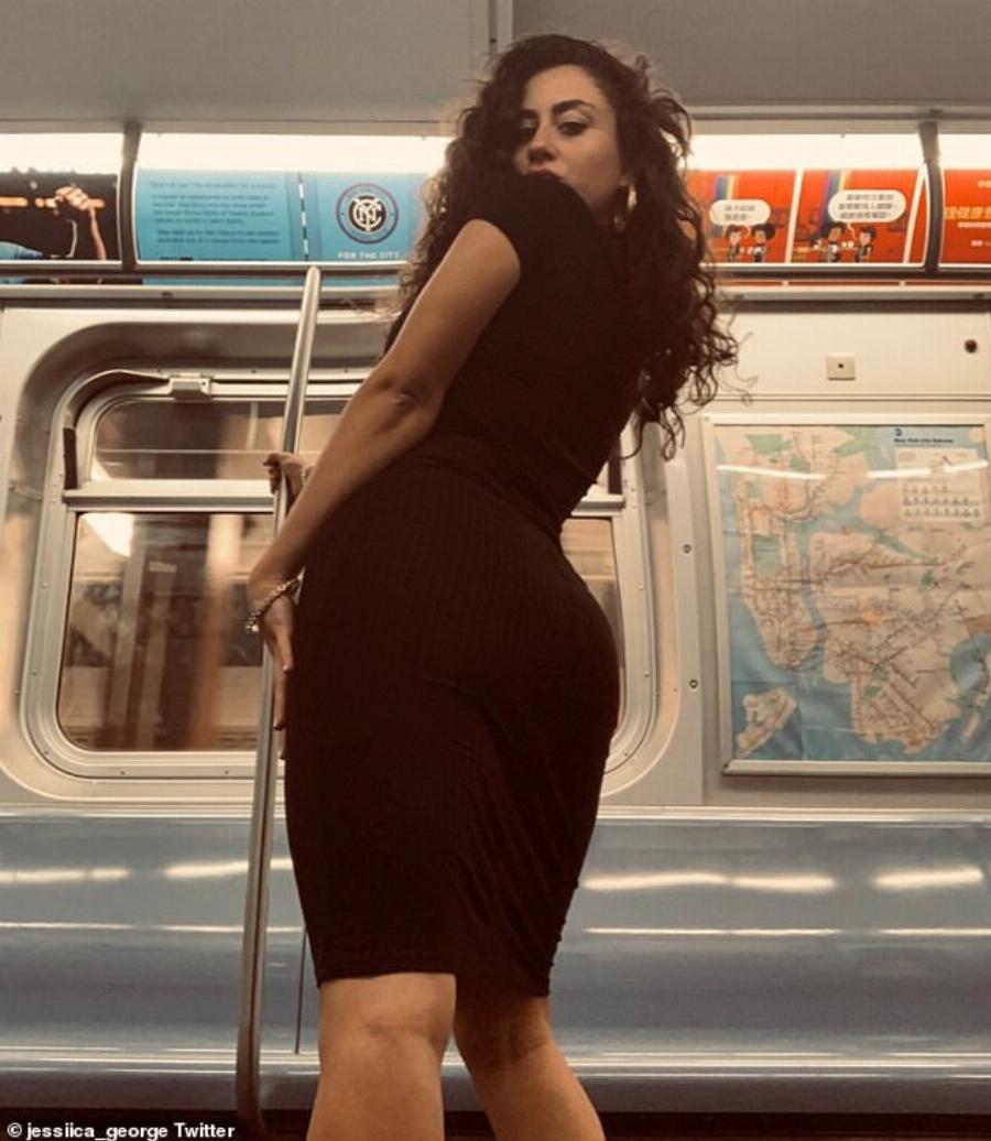 Όλο το Ίντερνετ μιλάει για αυτή: Η γυναίκα που τράβηξε σέλφι μέσα στο μετρό και μέσα σε λίγα λεπτά την ήξερε όλο το διαδίκτυο