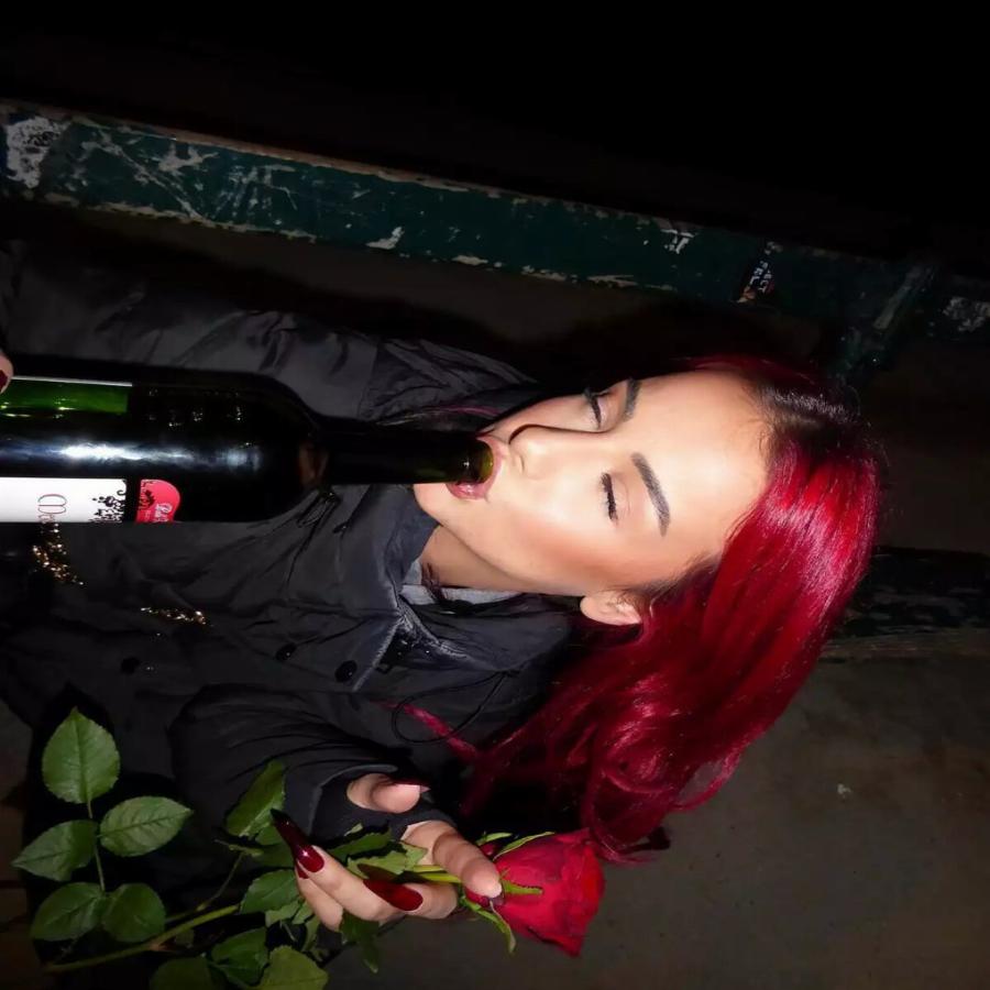 Με κόκκινο κρασί και 2 τριαντάφυλλα στο χέρι: Σάλος με τις φωτογραφίες της συντρόφου του Sin Boy μετά τις φήμες θανάτου