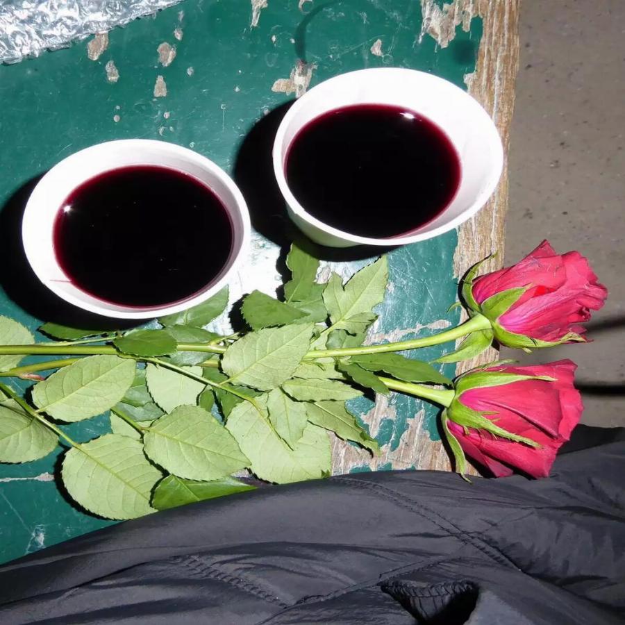 Με κόκκινο κρασί και 2 τριαντάφυλλα στο χέρι: Σάλος με τις φωτογραφίες της συντρόφου του Sin Boy μετά τις φήμες θανάτου