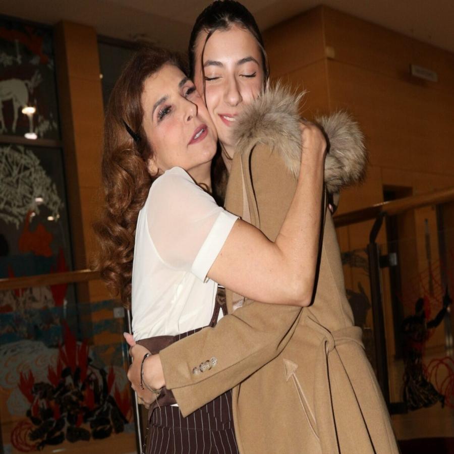 Μοιάζουν σαν δύο σταγόνες νερό: Πανύψηλη και κούκλα η 18χρονη κόρη της Μαρίας Παπαλάμπρου, Φαίδρα