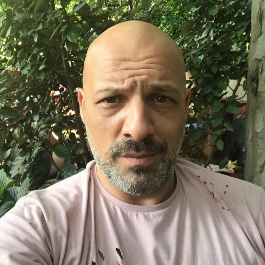 Ο Νίκος Μουτσινάς αποκαλύπτει: «Η μαμά μου ήθελε να βρούμε μια γυναίκα, να μας κάνει ένα παιδί και να φύγει από τη ζωή μας»