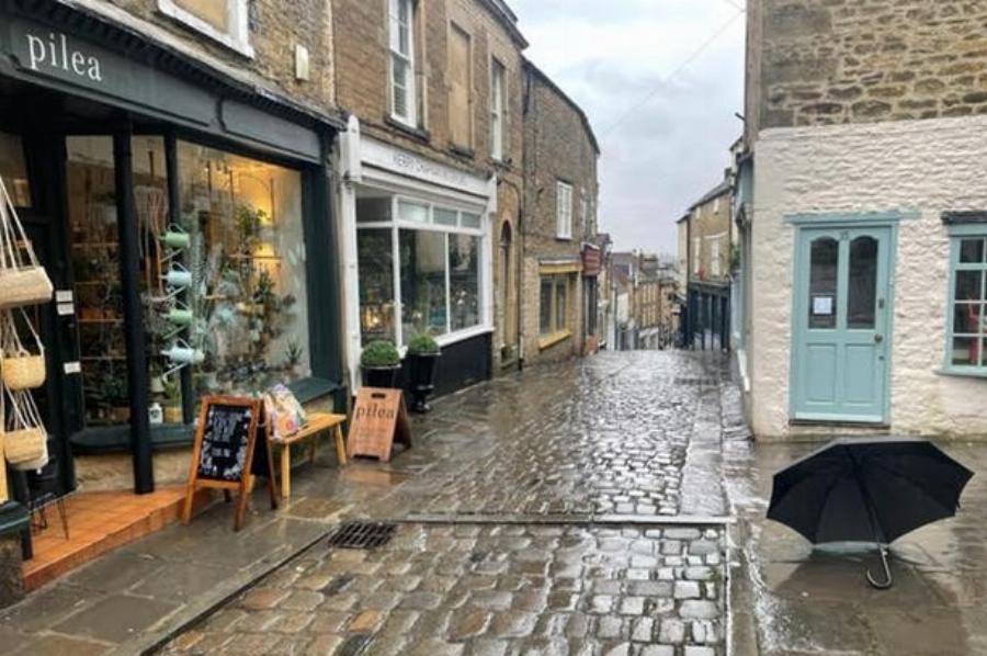 Η αστυνομία τον ψάχνει: Μυστηριώδης άντρας αφήνει φακέλους γεμάτους χρήματα μέσα σε γραμματοκιβώτια και εξαφανίζεται