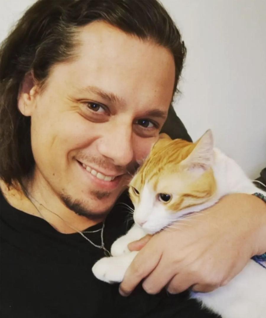 Λίγοι τον γνωρίζουν: Αυτός είναι ο άγνωστος γιος του Πάριου που δεν μιλάει κανείς γι’ αυτόν