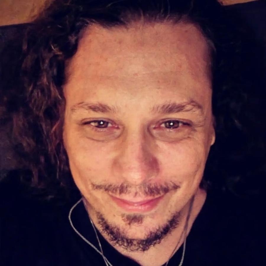 Λίγοι τον γνωρίζουν: Αυτός είναι ο άγνωστος γιος του Πάριου που δεν μιλάει κανείς γι’ αυτόν