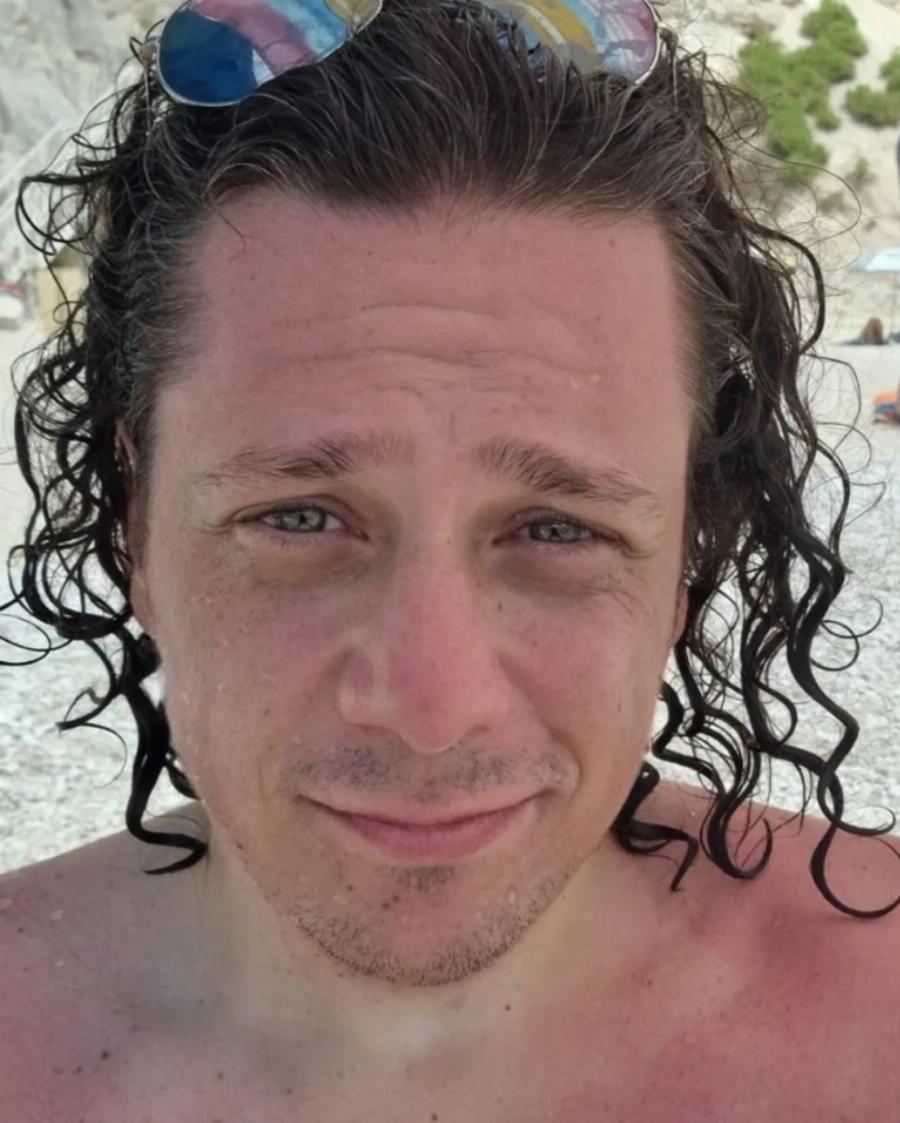 Λίγοι τον γνωρίζουν: Αυτός είναι ο άγνωστος γιος του Πάριου που δεν μιλάει κανείς γι’ αυτόν