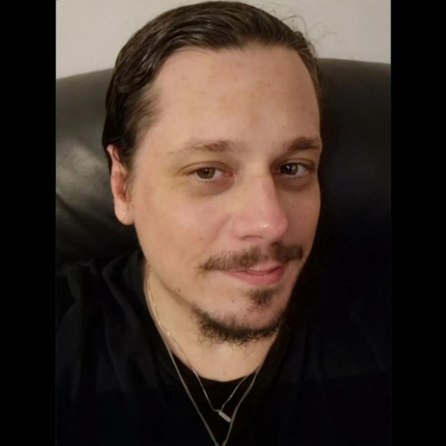 Λίγοι τον γνωρίζουν: Αυτός είναι ο άγνωστος γιος του Πάριου που δεν μιλάει κανείς γι’ αυτόν