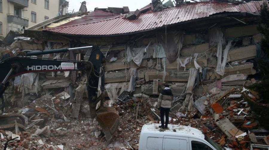 Νεογέννητο μέσα στα συντρίμμια στη Συρία – Δεμένο με τον ομφάλιο λώρο της νεκρής μητέρας του