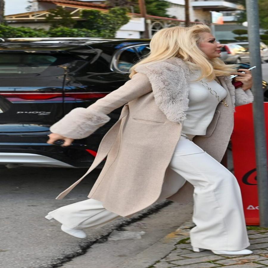 Τρέλανε τους περαστικούς η Μενεγάκη: Η εντυπωσιακή εμφάνιση με γούνα στο… περίπτερο