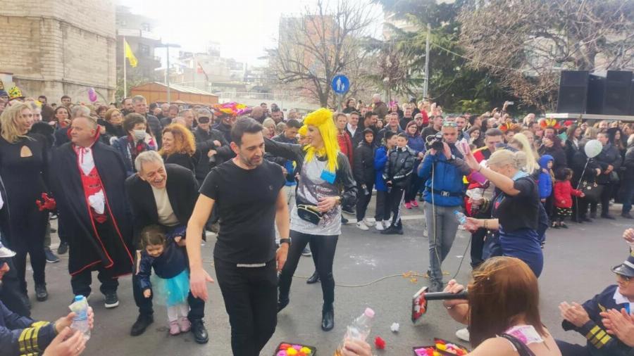 Μπισμπίκης – Βανδή έγιναν πρώτο θέμα στο καρναβάλι: Τρελό γέλιο με τους καρναβαλιστές στη Κοζάνη και με το δρώμενο του διάσημου ζευγαριού