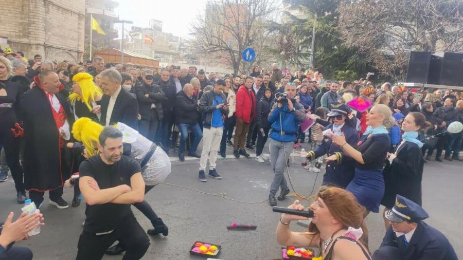 Μπισμπίκης – Βανδή έγιναν πρώτο θέμα στο καρναβάλι: Τρελό γέλιο με τους καρναβαλιστές στη Κοζάνη και με το δρώμενο του διάσημου ζευγαριού