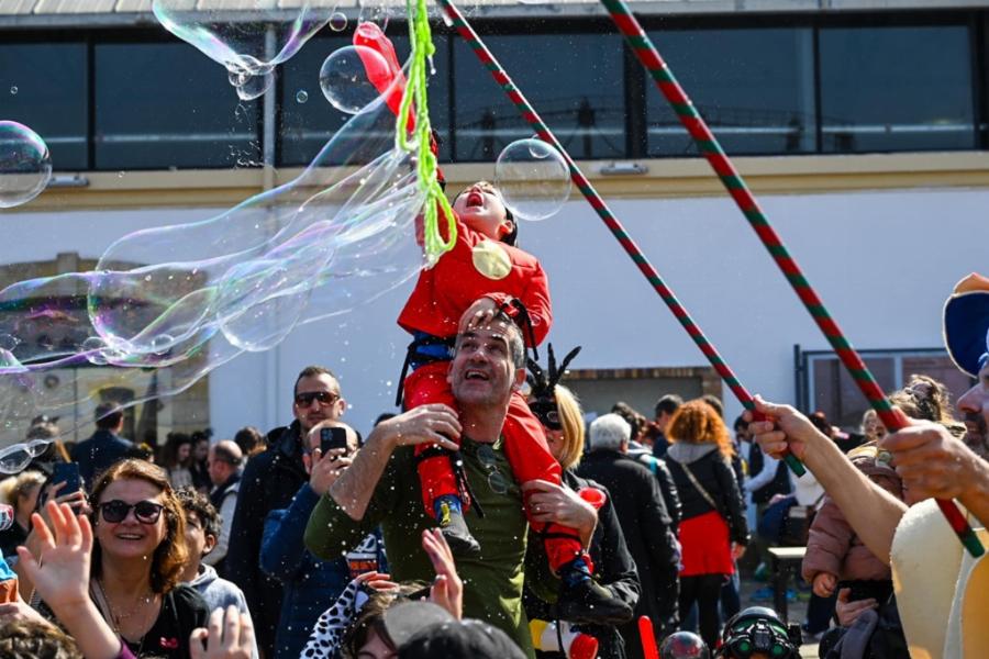 Όλοι κοιτούσαν το πρόσωπο της: Η δημόσια εμφάνιση της Σίας Κοσιώνη στο Γκάζι και το σούσουρο με την μάσκα της