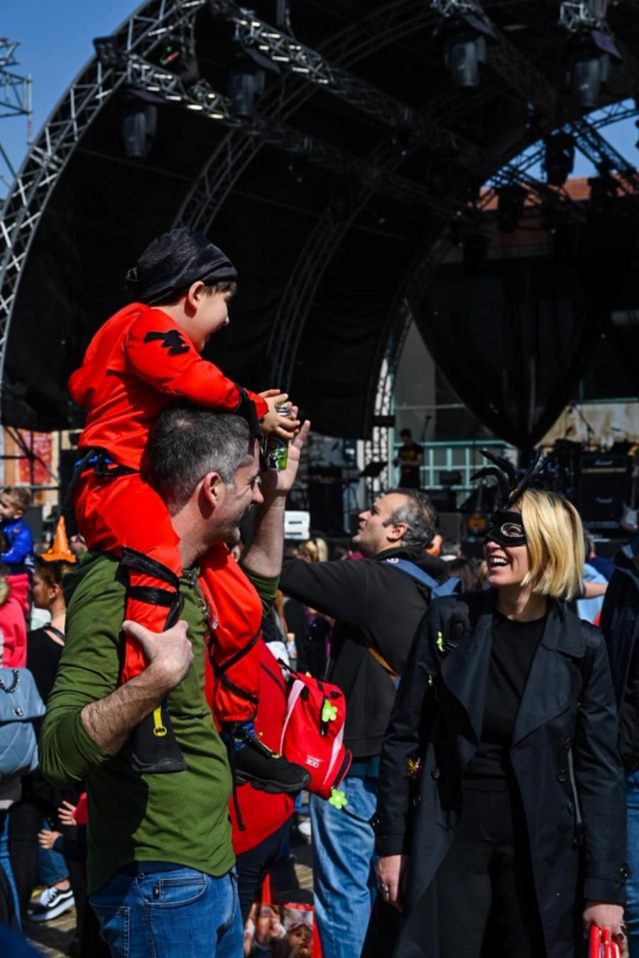 Όλοι κοιτούσαν το πρόσωπο της: Η δημόσια εμφάνιση της Σίας Κοσιώνη στο Γκάζι και το σούσουρο με την μάσκα της
