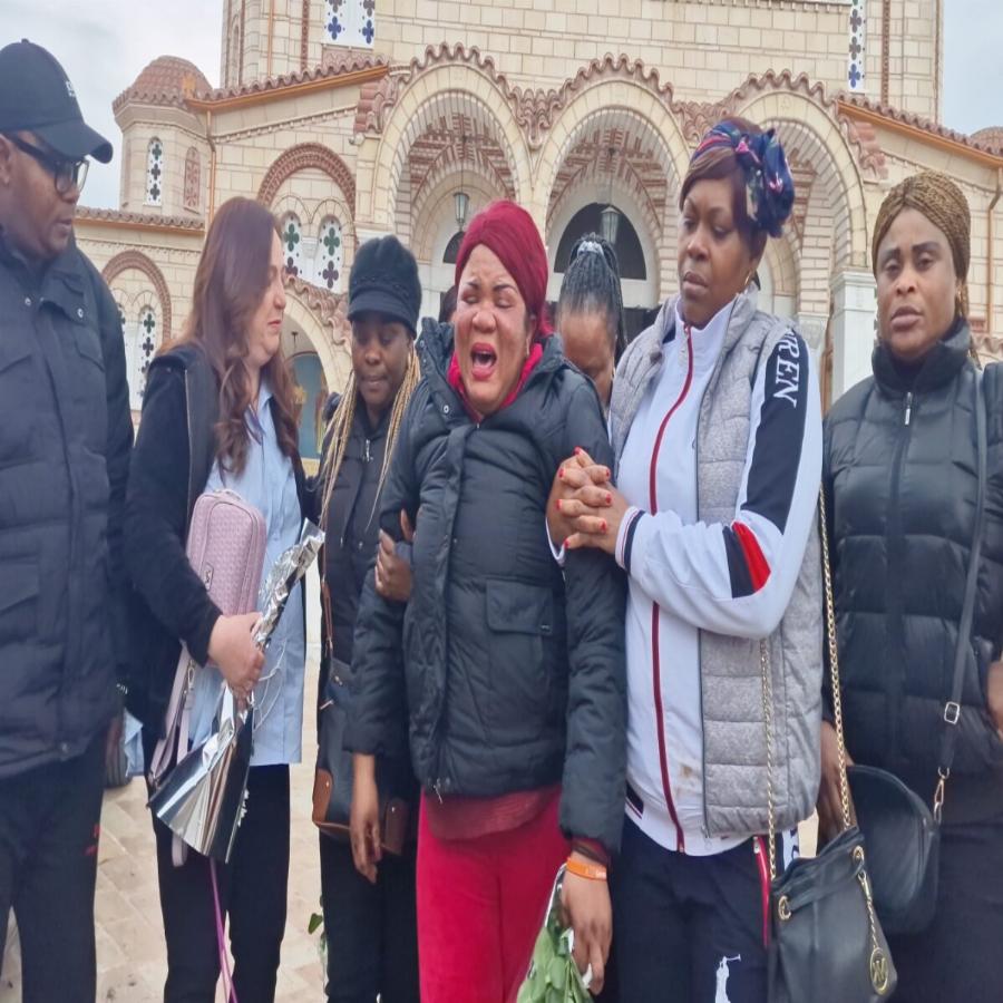 «Άννα ξύπνα, Άννα σ’αγαπώ»: Σκηνές αρχαίας τραγωδίας στην κηδεία του 2,5 ετών κοριτσιού, ξέσπασε σε λυγμούς η μητέρα της