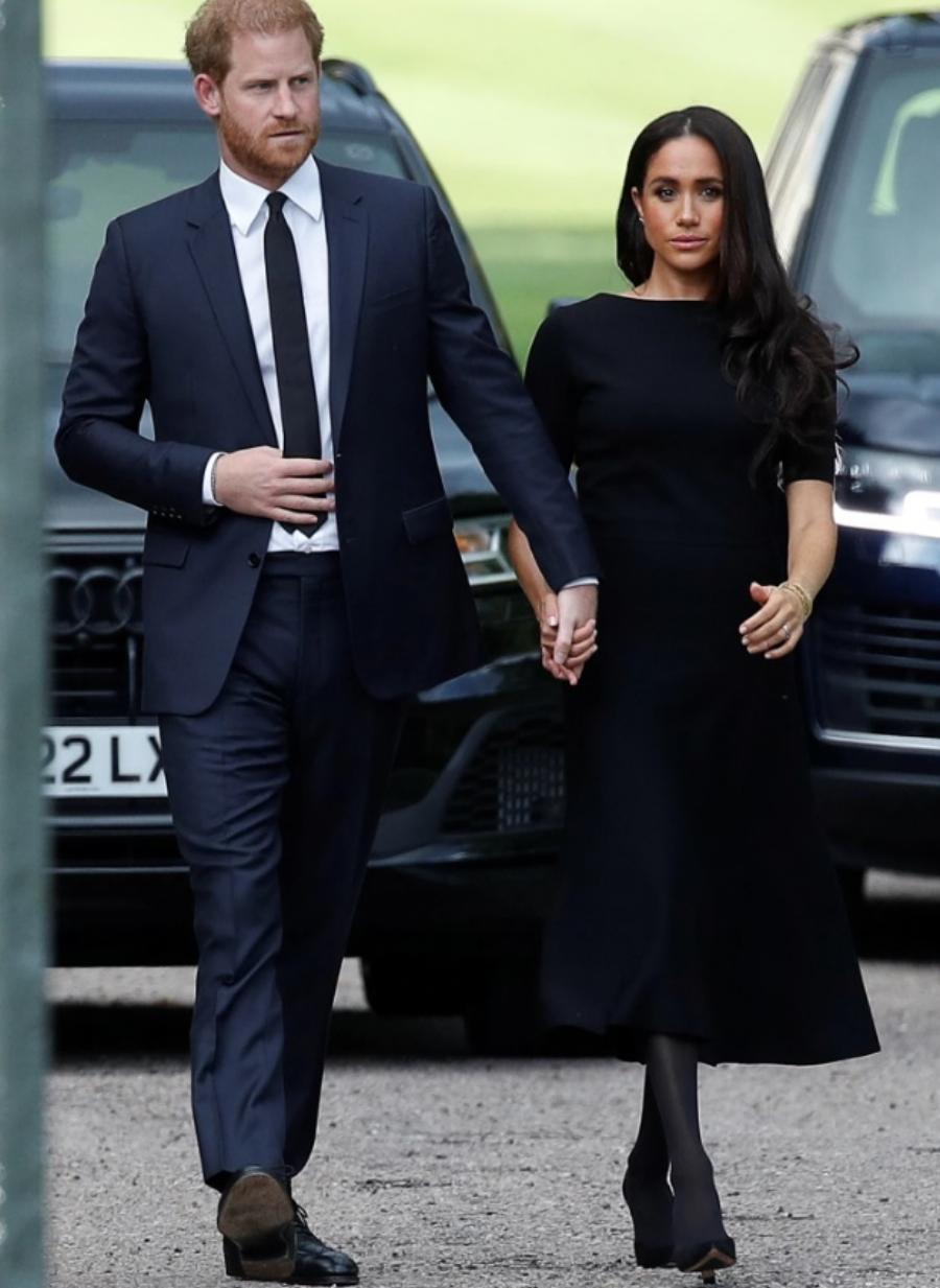 Η στιγμή της κηδείας της Νταϊάνα στο φως 26 χρόνια μετά: Αυτό κρατούσε τη στιγμή που τη θάψανε