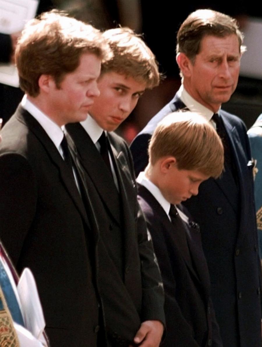 Η στιγμή της κηδείας της Νταϊάνα στο φως 26 χρόνια μετά: Αυτό κρατούσε τη στιγμή που τη θάψανε