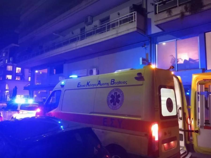 Τρίκαλα: Νεκρή γυναίκα που έπεσε από τον 3ο όροφο, την βρήκε η κόρη της και έπαθε κρίση πανικού