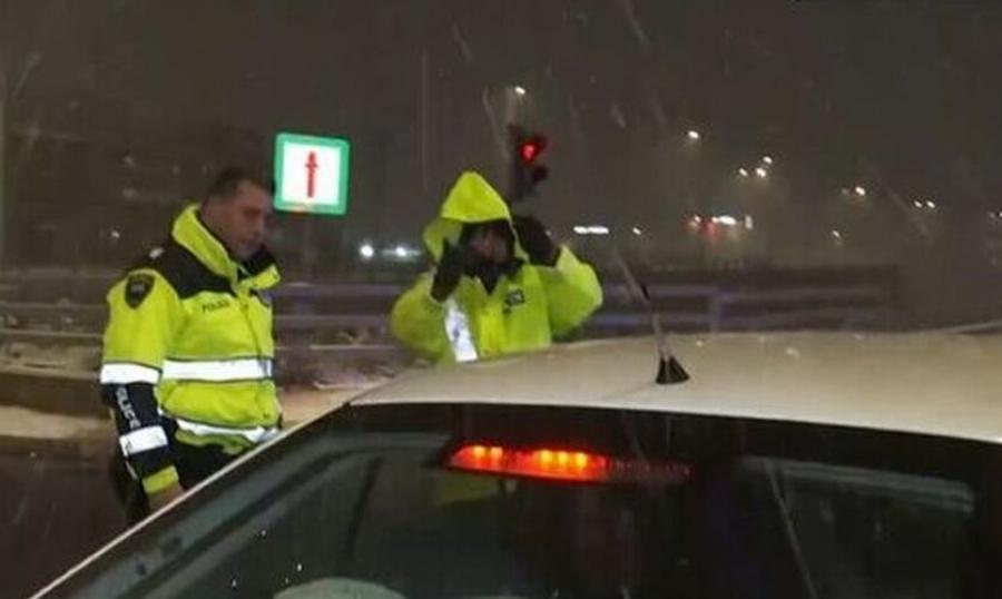 «Αυτό είναι ανευθυνότητα»: Οργισμένος αστυνομικός με εργοδότη που καλούσε εργαζομένους να δουλέψουν μέσα στα χιόνια