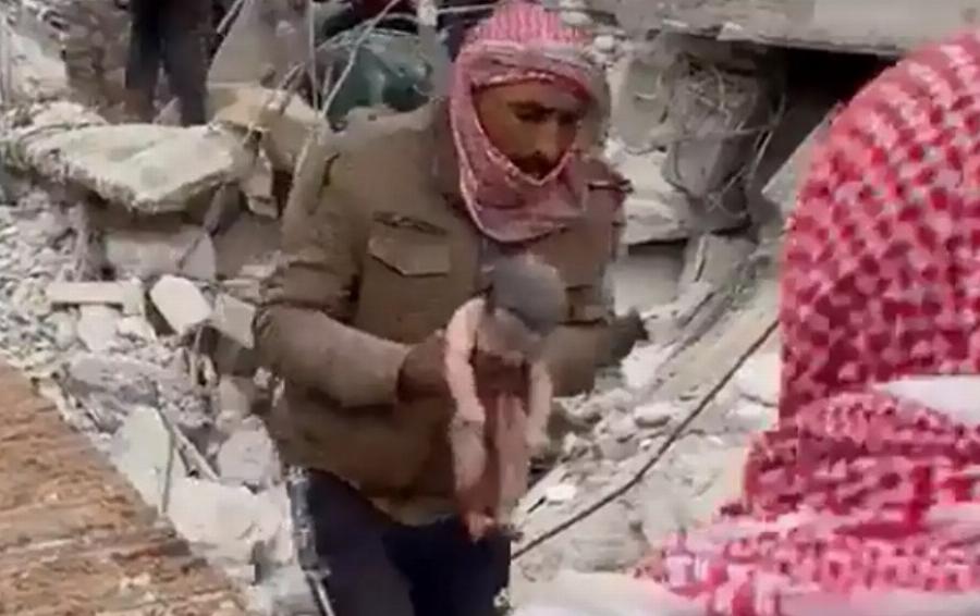 Μητέρα γέννησε μέσα στα συντρίμμια: Η συγκλονιστική στιγμή που σώζουν το μωρό και η ίδια πεθαίνει