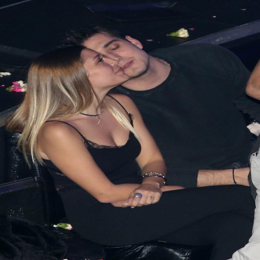 Τρελά ερωτευμένος ο Γιώργος Κακοσαίος: Η βραδινή έξοδος, οι αγκαλιές και τα φιλιά με νεαρή καλλονή κοπέλα