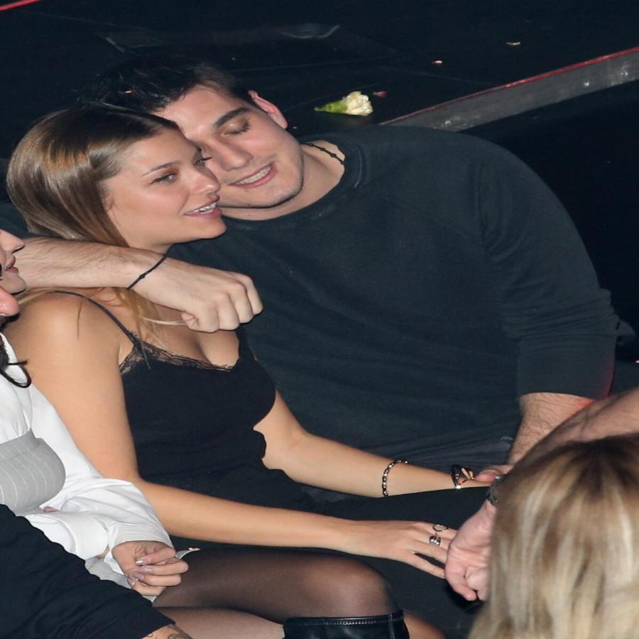 Τρελά ερωτευμένος ο Γιώργος Κακοσαίος: Η βραδινή έξοδος, οι αγκαλιές και τα φιλιά με νεαρή καλλονή κοπέλα