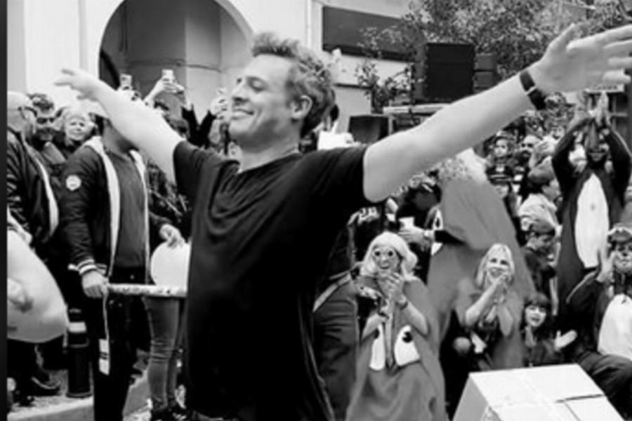 Ο Σάββας Πούμπουρας σαν άλλος Μπισμπίκης: Χόρεψε το περίφημο ζεϊμπέκικο στο Καρναβάλι της Ιεράπετρας και έγινε viral