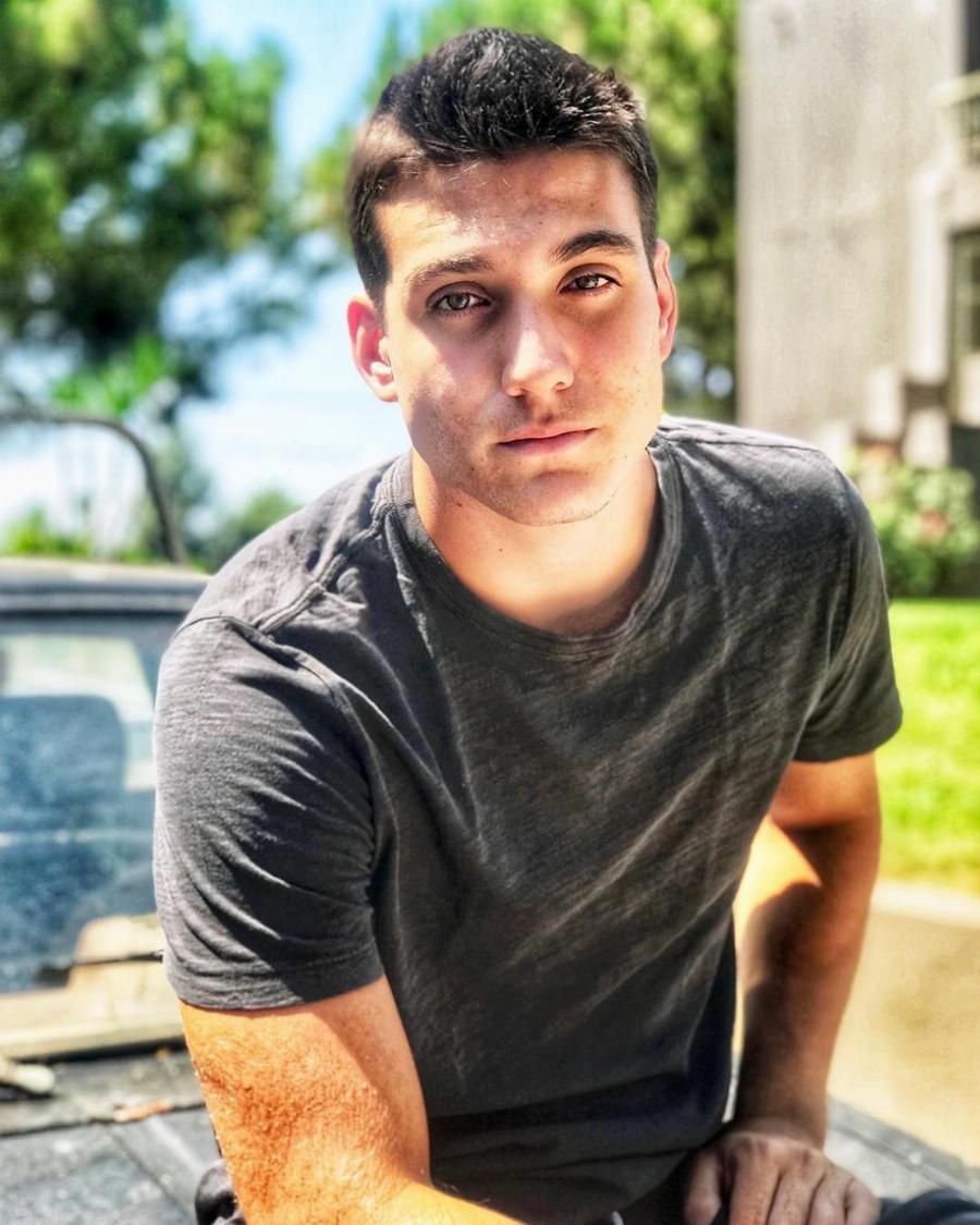 Τρελά ερωτευμένος ο Γιώργος Κακοσαίος: Η βραδινή έξοδος, οι αγκαλιές και τα φιλιά με νεαρή καλλονή κοπέλα