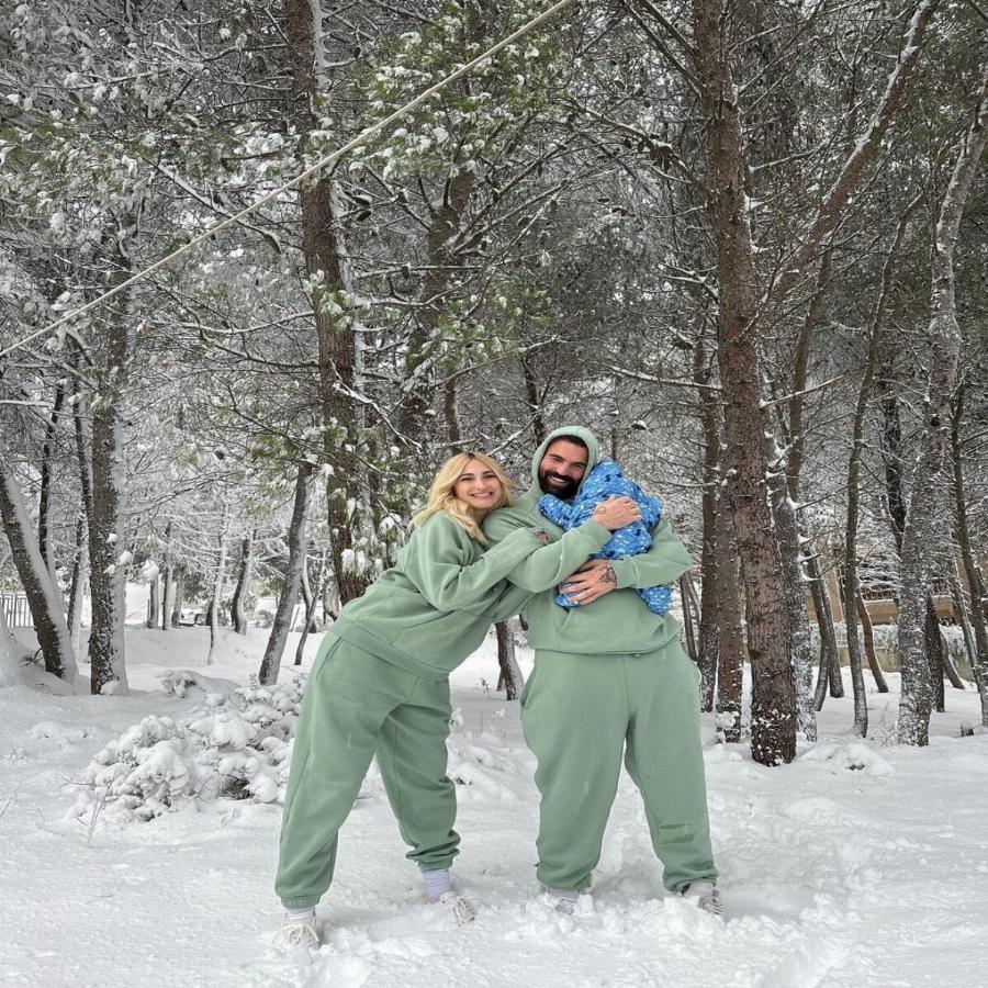Ιωάννα Τούνη – Δημήτρης Αλεξάνδρου: Βγήκαν στα χιόνια και πόζαραν μαζί με τον νεογέννητο γιο τους