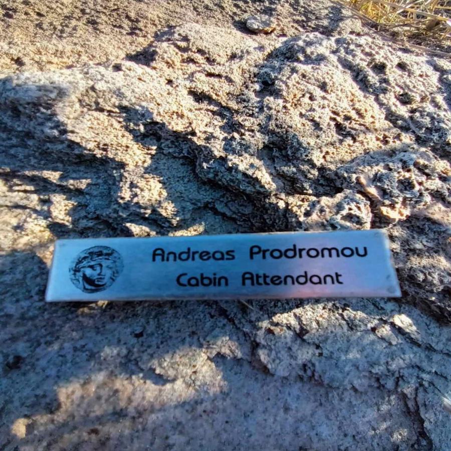 Ανατριχίλα 18 χρόνια μέτα: Βρέθηκε η κονκάρδα του ήρωα αεροσυνοδού Α. Προδρόμου από την αεροπορική τραγωδία “ΗΛΙΟΣ”