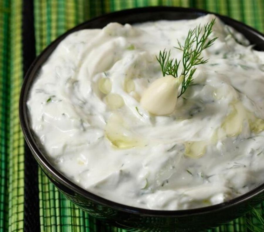 Δροσιστική απόλαυση: Τζατζίκι σε light εκδοχή για να συνοδεύσετε τα κρεατικά σας την Τσικνοπέμπτη