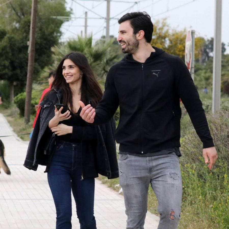 Κούκλα μελαχρινή και σαν μοντέλο: Η σύντροφος του Ηλία Γκότση μοιάζει λες και βγήκε από τις πασαρέλες