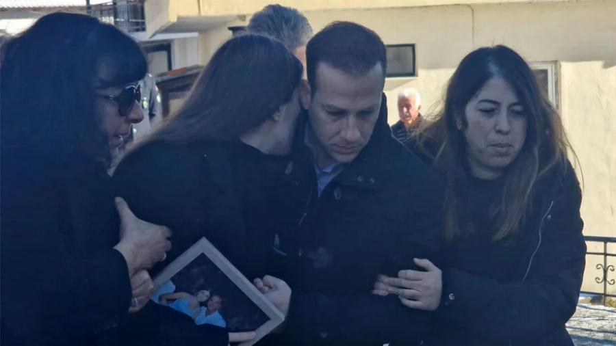 Ανείπωτος θρήνος στη κηδεία του Ευστάθιου Τσιτλακίδη: Κατέρρευσαν οι γονείς και η αρραβωνιαστικιά του