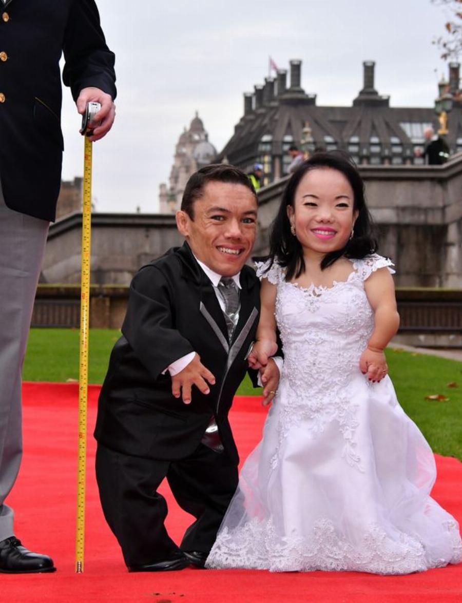 Μπήκαν στο Ρεκόρ Γκίνες: Αυτό είναι επίσημα το πιο κοντό και το πιο αξιολάτρευτο ζευγάρι στον κόσμο