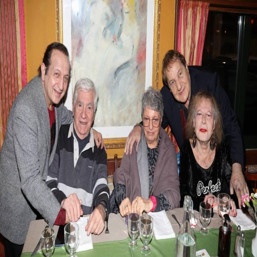 Ο Σωτήρης Τζεβελέκος γοητευτικός και στα 77: Πώς είναι σήμερα ο Σωτήρης Τζεβελέκος, η σπάνια εμφάνιση με την πανέμορφη ηθοποιό σύζυγό του