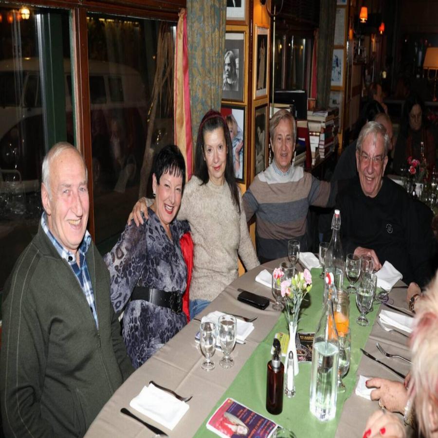 Ο Σωτήρης Τζεβελέκος γοητευτικός και στα 77: Πώς είναι σήμερα ο Σωτήρης Τζεβελέκος, η σπάνια εμφάνιση με την πανέμορφη ηθοποιό σύζυγό του