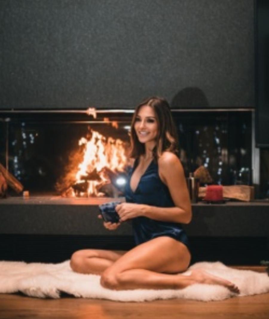 Τζαμαρία, τεράστιο σαλόνι, απίθανο τζάκι και πανάκριβη πισίνα: Το υπέροχο σπίτι της Ναυσικάς και του Πηλαδάκη