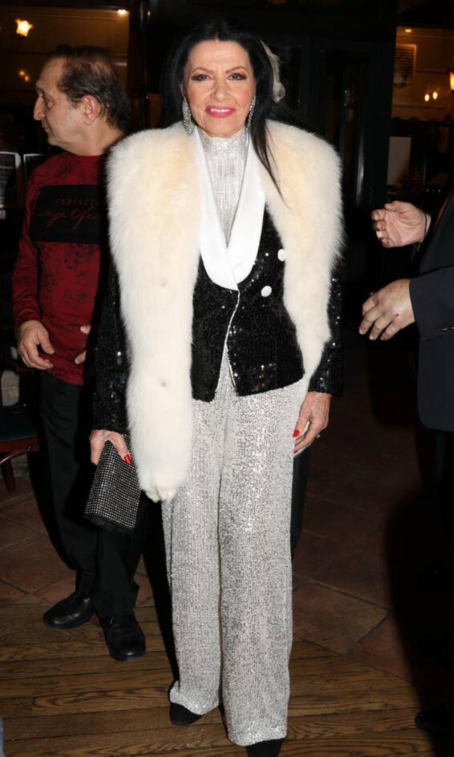 Ο Σωτήρης Τζεβελέκος γοητευτικός και στα 77: Πώς είναι σήμερα ο Σωτήρης Τζεβελέκος, η σπάνια εμφάνιση με την πανέμορφη ηθοποιό σύζυγό του