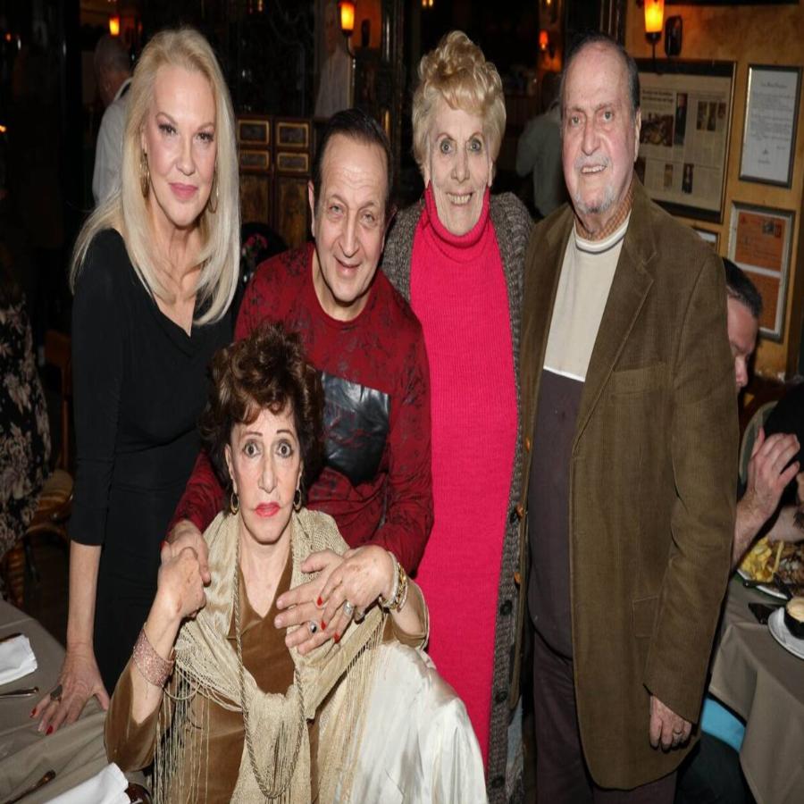 Ο Σωτήρης Τζεβελέκος γοητευτικός και στα 77: Πώς είναι σήμερα ο Σωτήρης Τζεβελέκος, η σπάνια εμφάνιση με την πανέμορφη ηθοποιό σύζυγό του