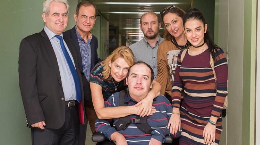 Είναι πάντα δίπλα τους: Οι επώνυμοι Έλληνες γονείς που μεγαλώνουν παιδιά με ειδικές ανάγκες