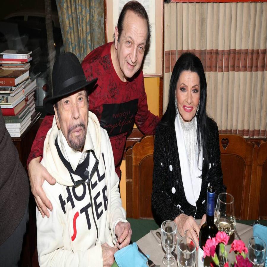 Ο Σωτήρης Τζεβελέκος γοητευτικός και στα 77: Πώς είναι σήμερα ο Σωτήρης Τζεβελέκος, η σπάνια εμφάνιση με την πανέμορφη ηθοποιό σύζυγό του