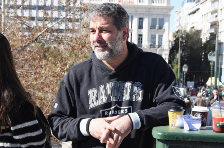 Αναστάτωσε τον γυναικείο πληθυσμό ο Βασίλης Μπισμπίκης: Εικόνες από τη διαμαρτυρία στο Σύνταγμα