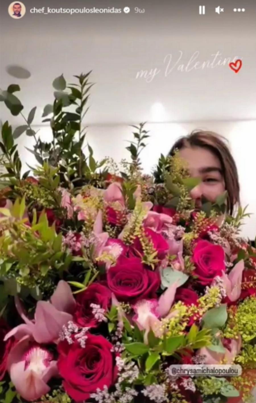 Την “έπνιξε” στο τριαντάφυλλο: Η τεράστια, ονειρική ανθοδέσμη που έδωσε ο ρομαντικός Κουτσόπουλος στη Χρύσα Μιχαλοπούλου