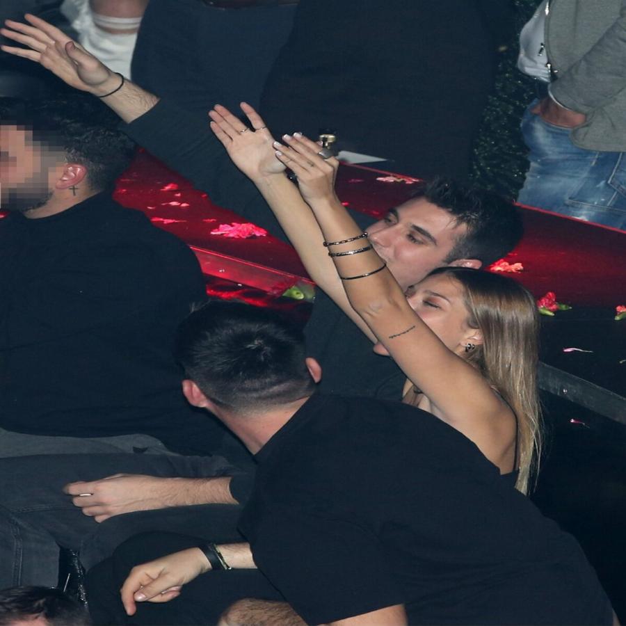 Ξανθιά και πανύψηλη σαν μοντέλο: Τρελά ερωτευμένος ο Γιώργος Κακοσαίος – Τα φιλιά και οι τρυφερές αγκαλιές στα μπουζούκια