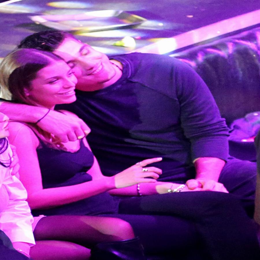 Ξανθιά και πανύψηλη σαν μοντέλο: Τρελά ερωτευμένος ο Γιώργος Κακοσαίος – Τα φιλιά και οι τρυφερές αγκαλιές στα μπουζούκια