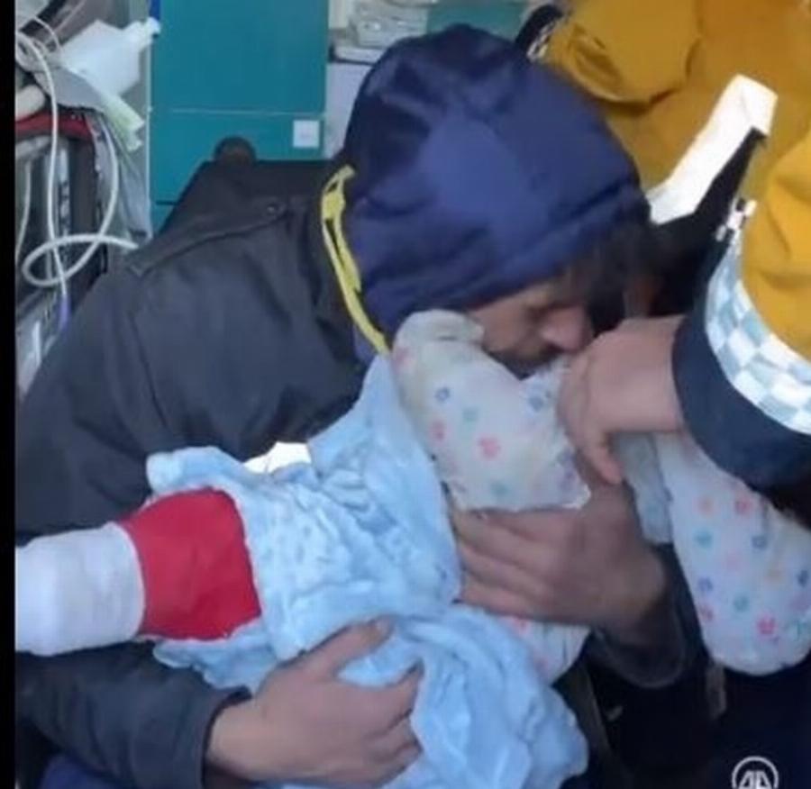 Όλοι συγκινήθηκαν: Μητέρα θήλαζε κάτω από τα ερείπια το μωρό της για να το κρατήσει ζωντανό και τελικά τα κατάφερε